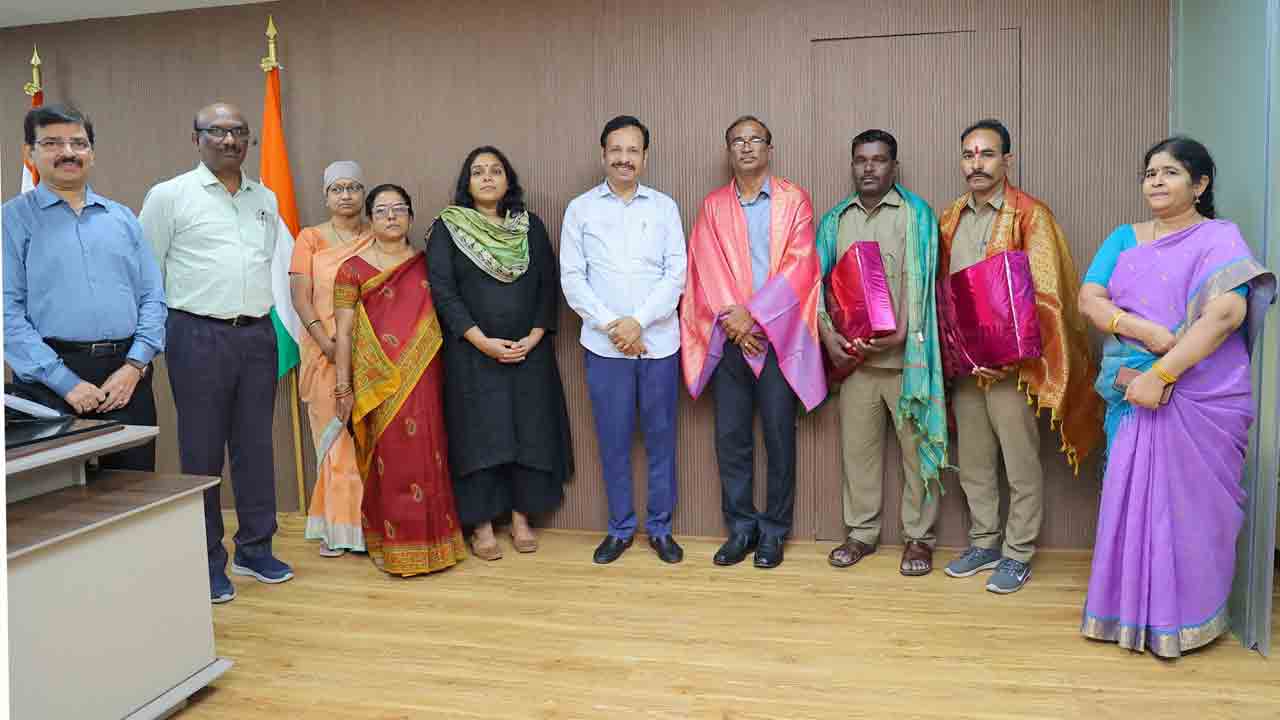 TGSRTC | బ‌స్సులో విద్యార్థికి గుండెనొప్పి.. ప్రాణాలు కాపాడిన సిబ్బందిని అభినందించిన స‌జ్జ‌నార్