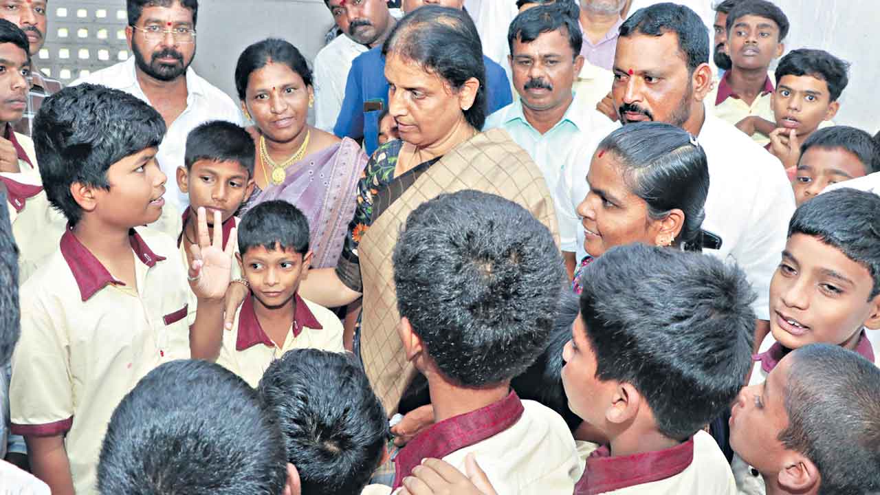 Gurukula Schools | ఈ గురుకులం మాకొద్దు.. నిర్వహణ వైఫల్యంతో ఖాళీ అవుతున్న గురుకులాలు!