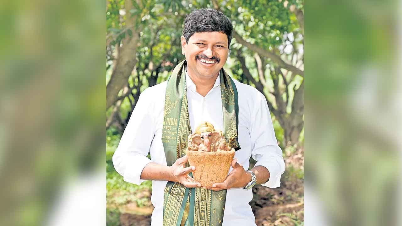 విత్తన గణపతుల పంపిణీ