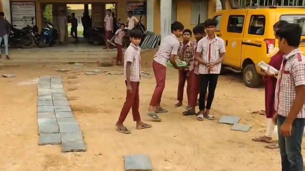 Nallagonda | గురుకుల విద్యార్థులతో కూలీ పనులు చేయిస్తున్న ఉపాధ్యాయులు : వీడియో