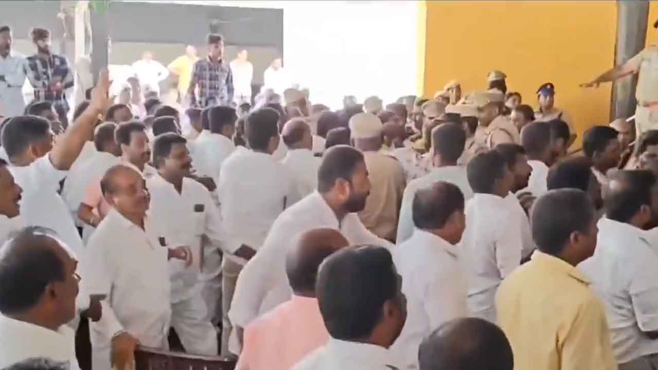 Dubbaka | దుబ్బాకలో కల్యాణ లక్ష్మి చెక్కుల పంపిణీలో రసాభాస : వీడియో