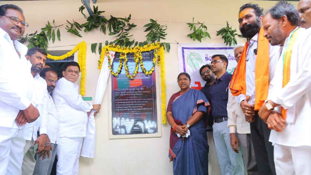 Minister Seethakka | ప్రభుత్వ రుణాలను సద్వినియోగం చేసుకోవాలి : మంత్రి సీతక్క