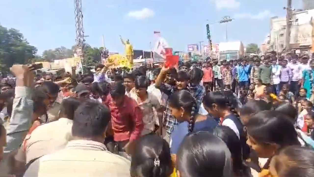 Shadnagar | బస్సులు సమయానికి రావడం లేదని రోడ్డెక్కిన విద్యార్థులు.. భారీగా ట్రాఫిక్‌జామ్‌ : వీడియో