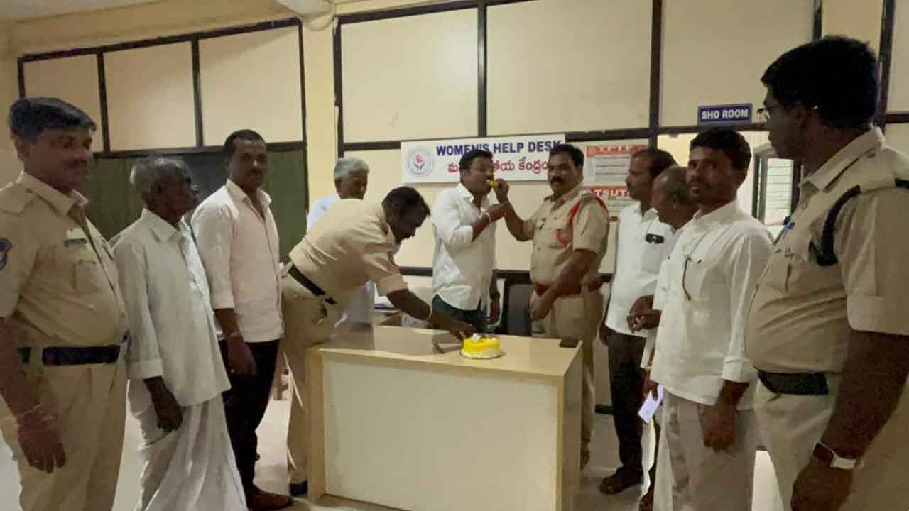 Vatpalli SI Transfer | బర్త్‌డే ఎఫెక్ట్‌..వట్‌పల్లి ఎస్‌ఐ లక్ష్మణ్‌పై బదిలీ వేటు