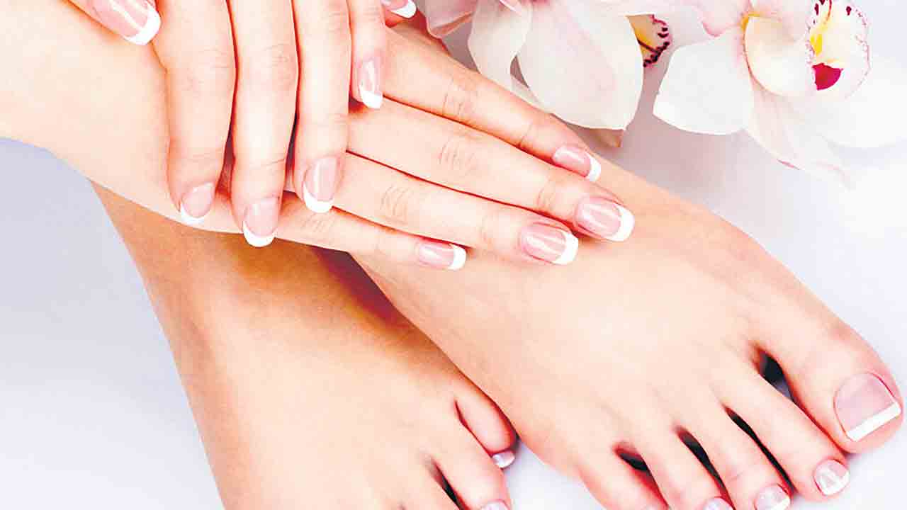 కాళ్లూ చేతులూ మెరిసేలా..