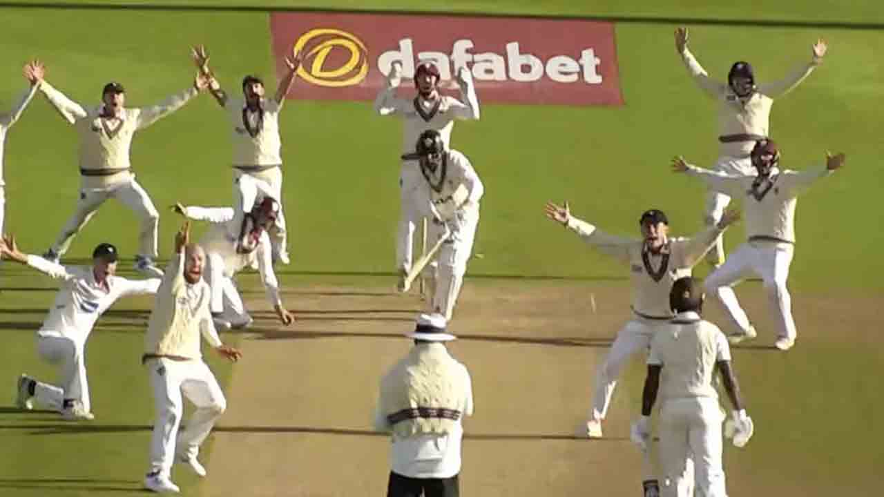 County Championship | క్రీజ‌లో ఆఖ‌రి బ్యాట‌ర్.. చుట్టూరా ప‌దిమంది ఫీల్డ‌ర్లు