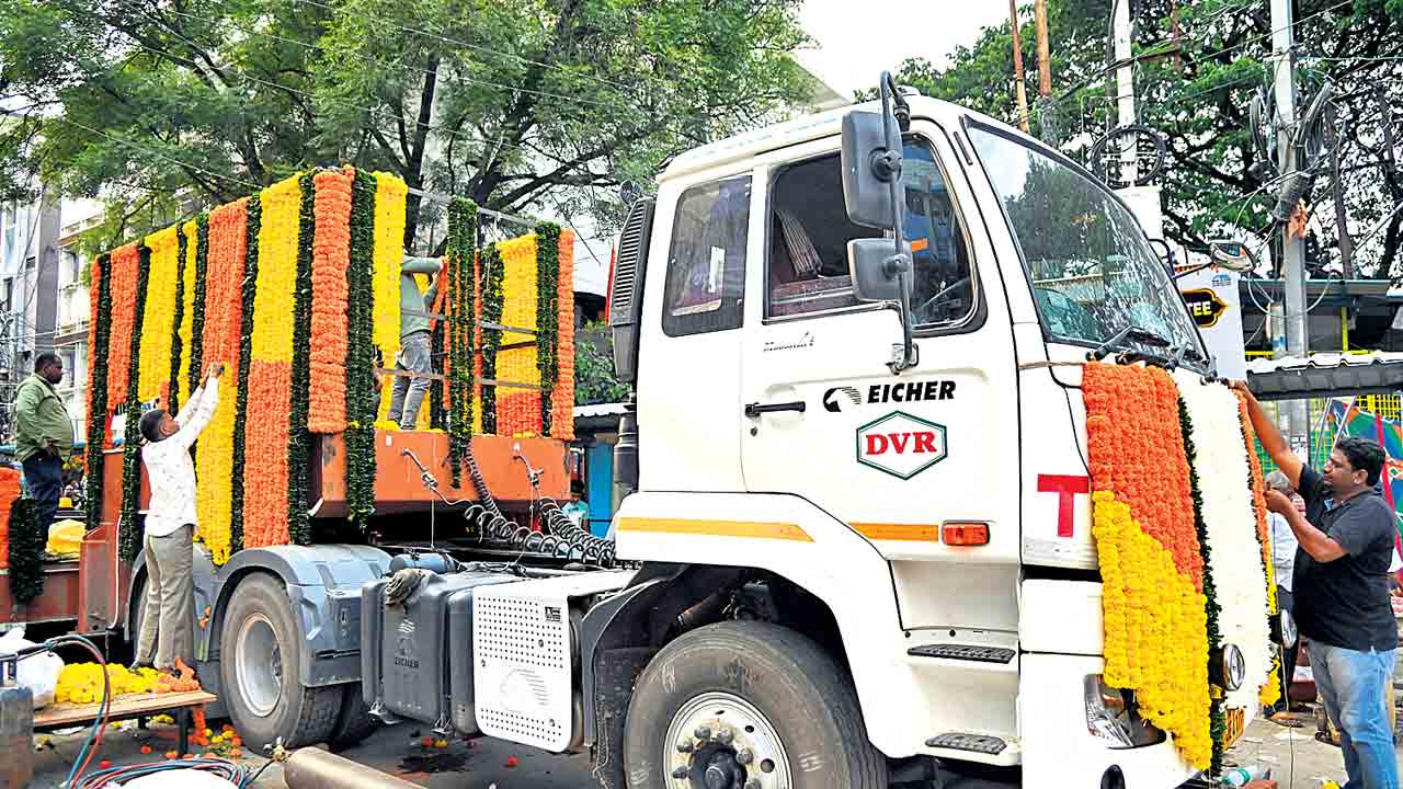 ప్రత్యేక క్రేన్‌లో మహాగణపతి