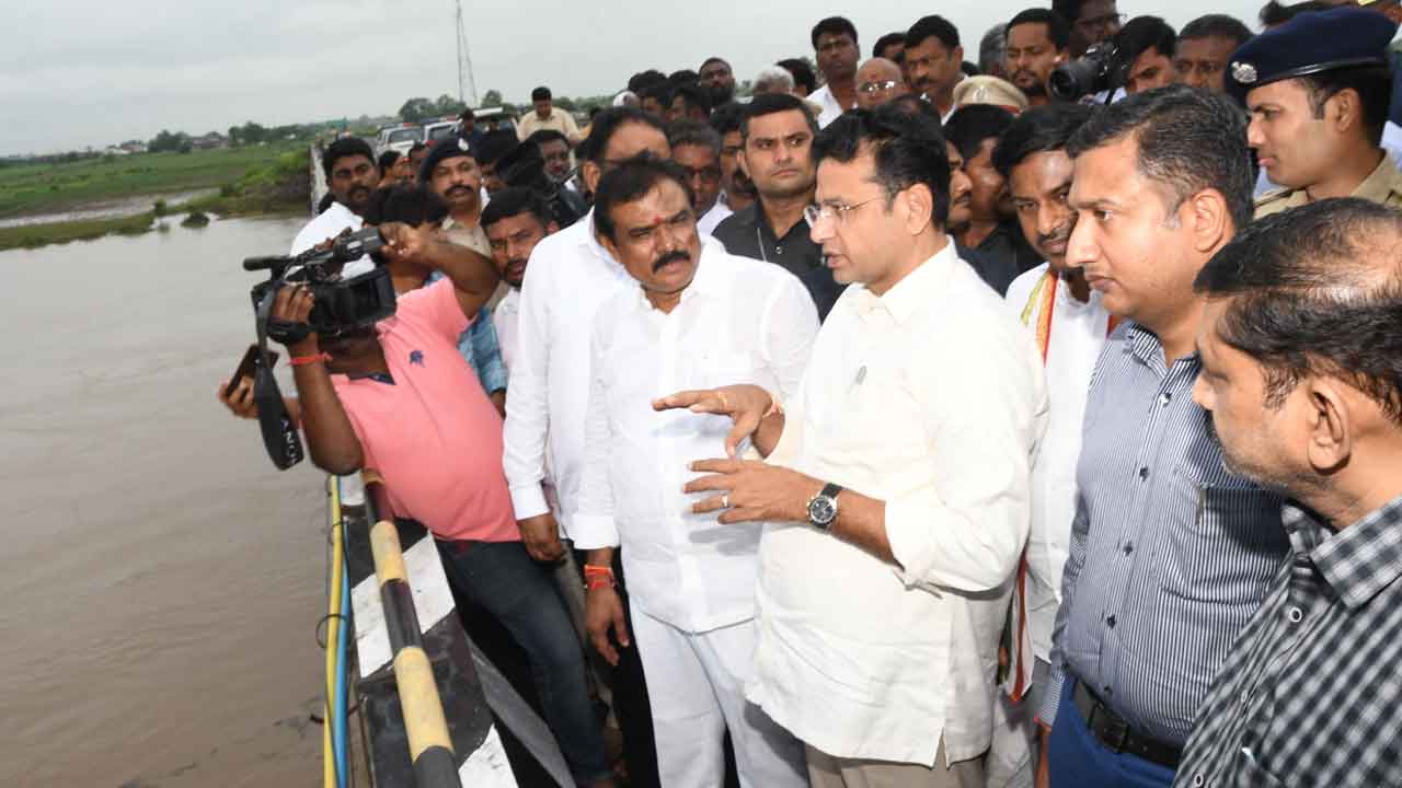 Sridhar Babu | స్వర్ణ వాగు ఉధృతిని పరిశీలించిన మంత్రి శ్రీధర్ బాబు