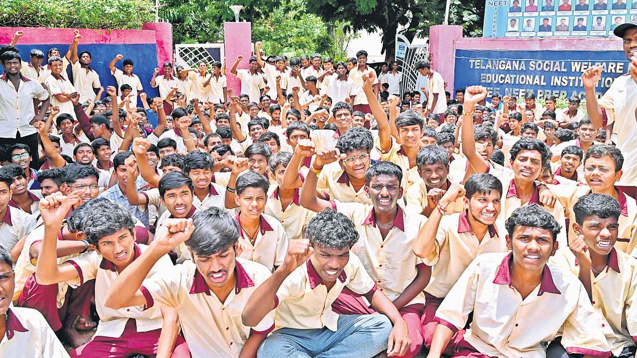 Gurukul Students | టీచర్ల కోసం లొల్లి.. రోడ్డెక్కిన గౌలిదొడ్డి గురుకుల విద్యార్థులు