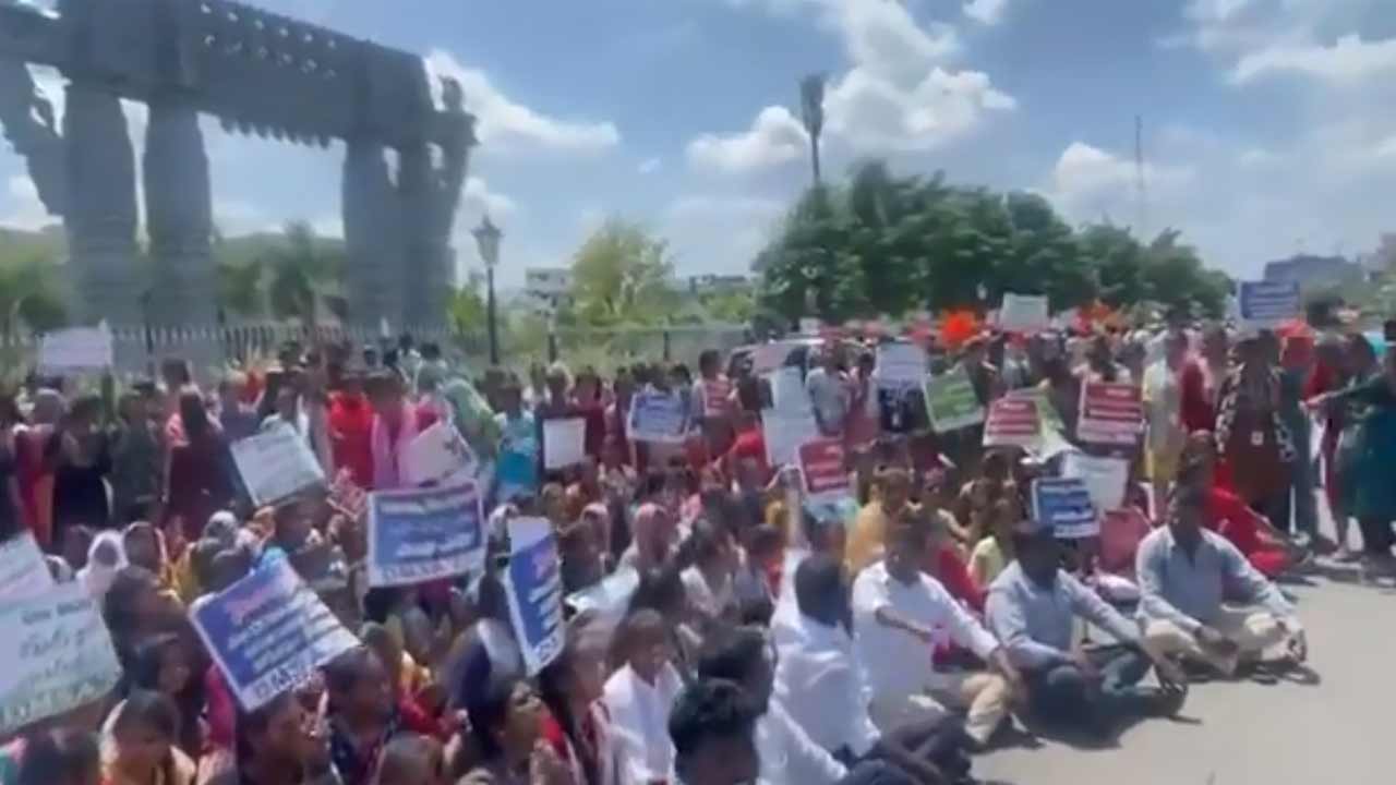 Telangana | పేదల ఇండ్లు కూల్చడంలో ఉన్న శ్రద్ధ మాపై లేదా.. హన్మకొండలో విద్యార్థుల ఆందోళన