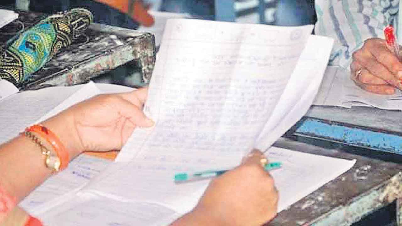 పేపర్లు దిద్దిన డబ్బులేవి..?