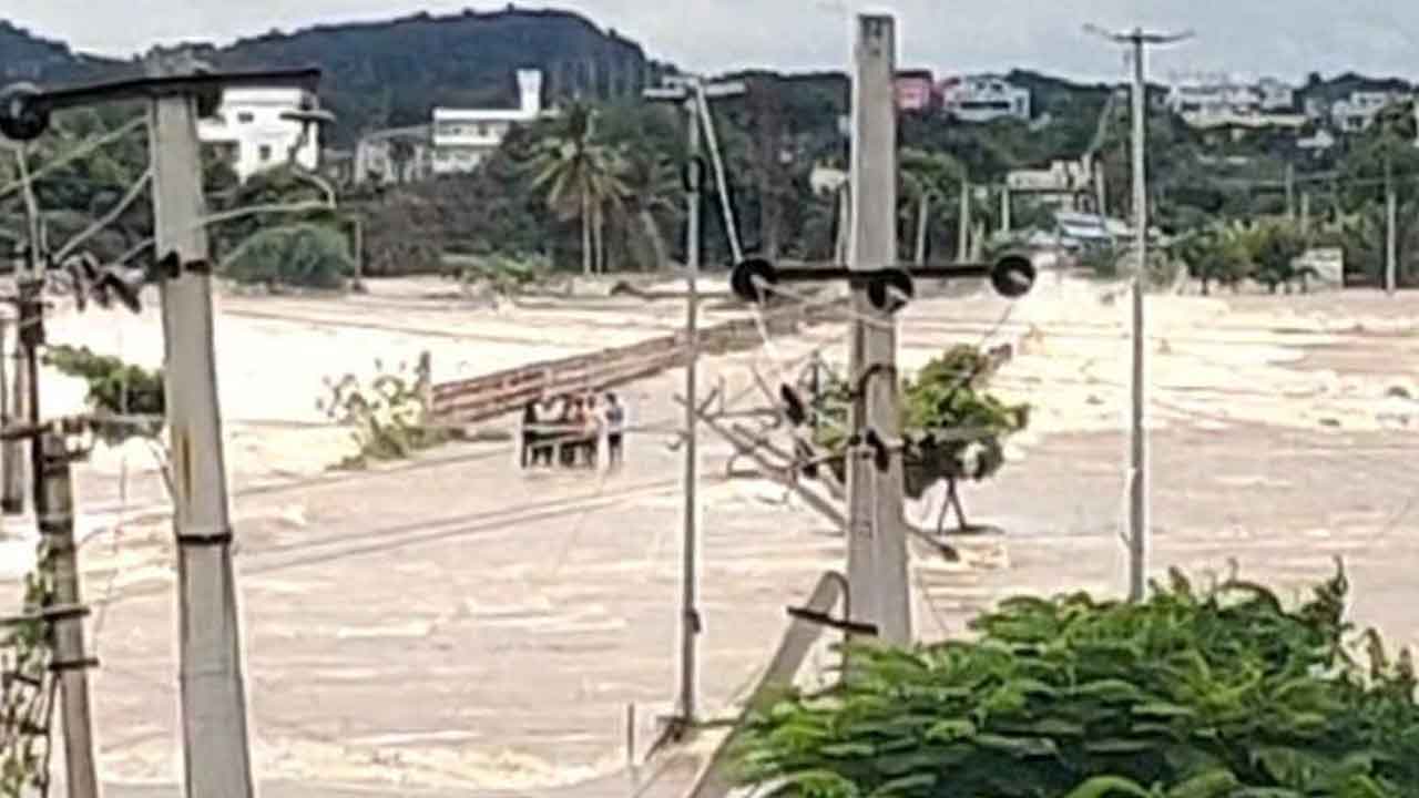 Rains | ఆపద రక్షకులెక్కడ?.. బాధితులను ఆదుకొనే దిక్కే లేదు