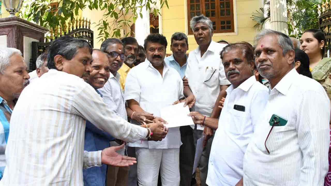 Talasani Srinivas yadav | మోండా మార్కెట్ బాధితుల‌కు అండ‌గా నిలిచిన మాజీ మంత్రి త‌ల‌సాని