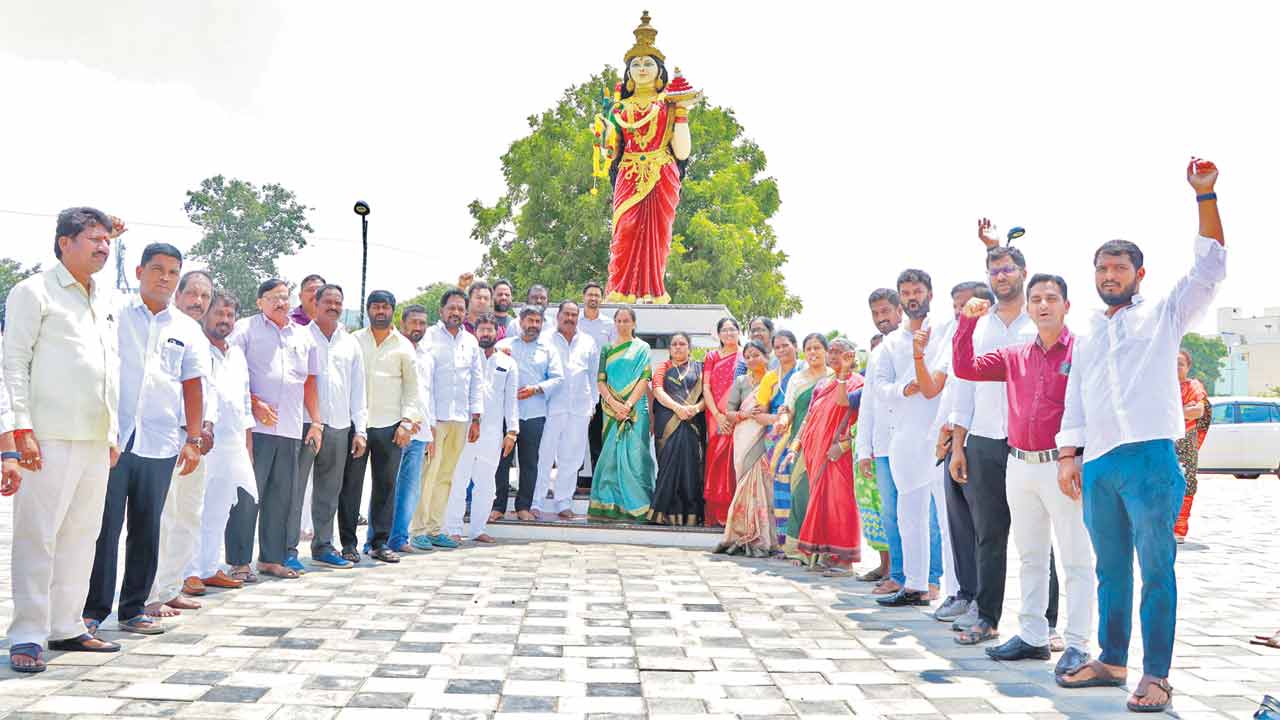 అవమానాన్ని నిరసిస్తూ అభిషేకం