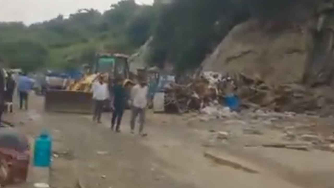 Street vendors | పుట్ పాత్ వెండర్స్ పై ట్రాఫిక్ పోలీసుల దాష్టీకం : వీడియో