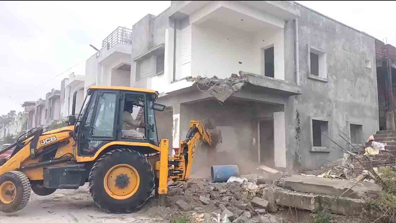 HYDRAA | దుండిగ‌ల్‌లో హైడ్రా కూల్చివేత‌లు.. ల‌క్ష్మీ శ్రీనివాస విల్లాలు నేల‌మ‌ట్టం