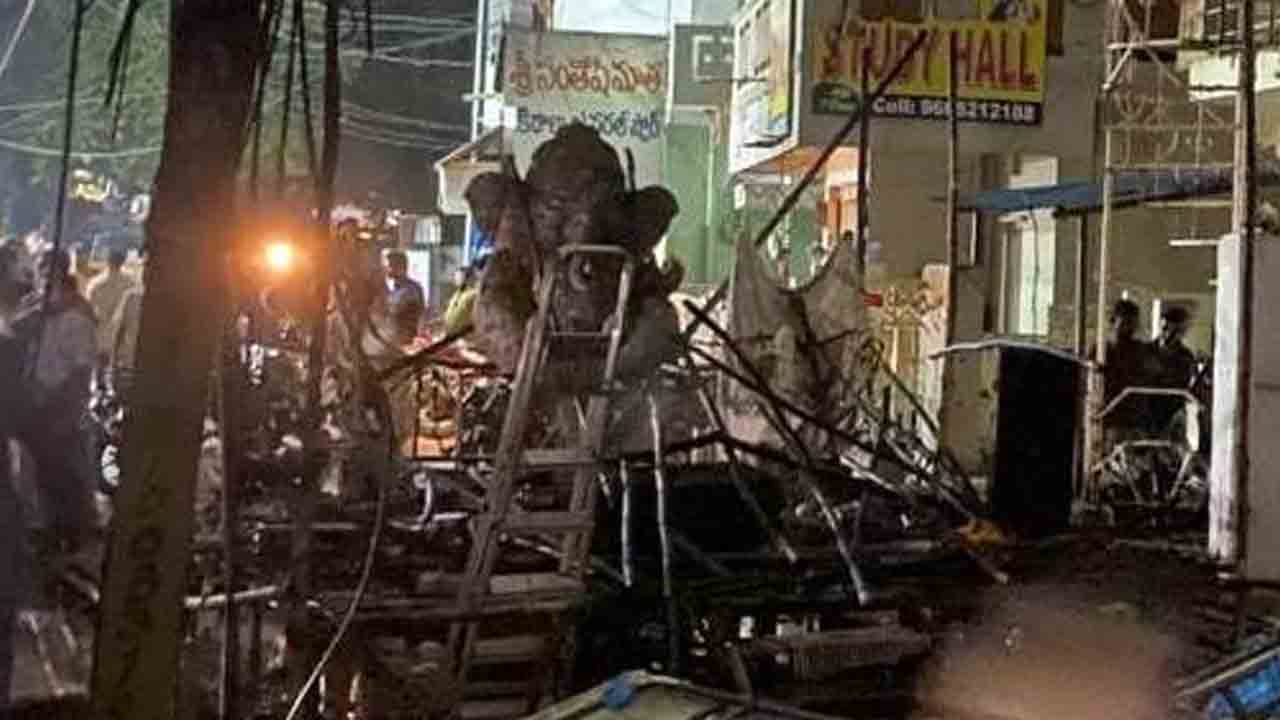 Hyderabad | గణేష్ మండపం వద్ద అగ్ని ప్రమాదం.. తప్పిన పెను ప్రమాదం