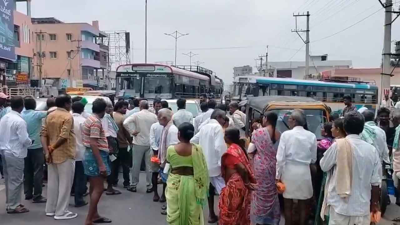 Warangal | రుణమాఫీ కోసం రోడ్డెక్కిన రైతన్నలు : వీడియో