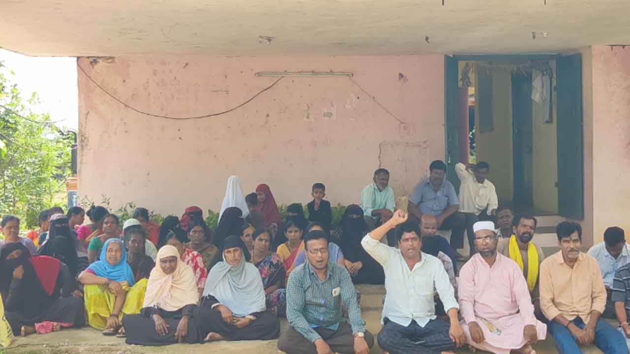 Rajanna siricilla | తాగునీటి సమస్య తీర్చాలని డబుల్‌ బెడ్‌రూం కాలనీవాసుల ధర్నా