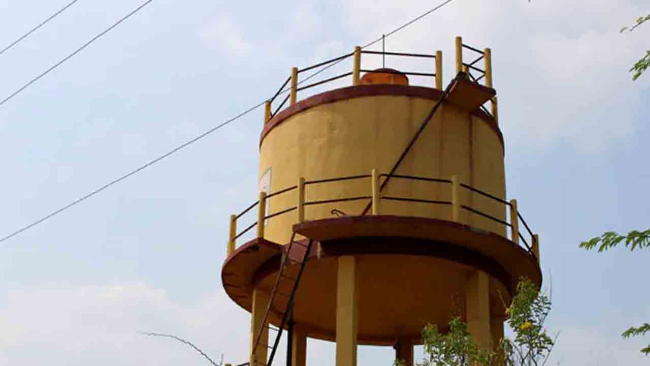 Students Electrocuted  | వాటర్‌ ట్యాంక్‌ క్లీన్‌ చేస్తున్న విద్యార్థులు.. విద్యుదాఘాతానికి గురై ఇద్దరు మృతి