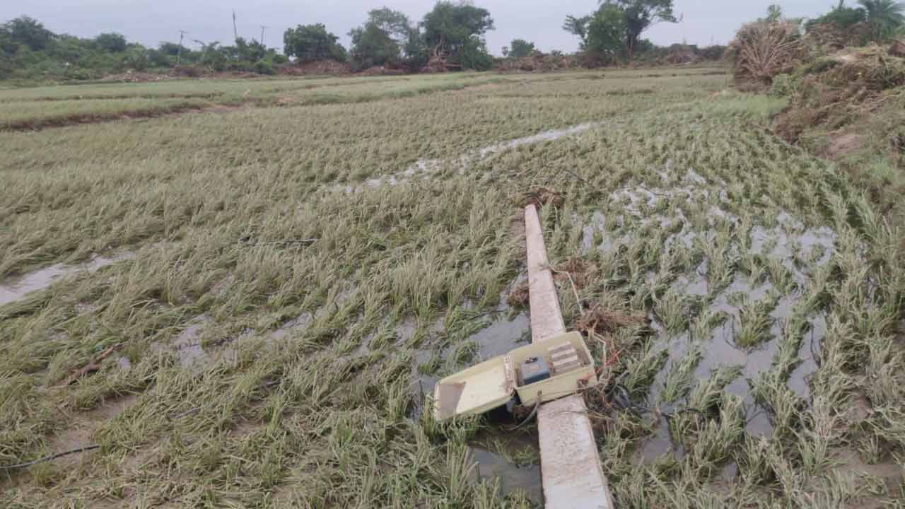 కూలిన ఇండ్లు.. కనిపించని దారులు