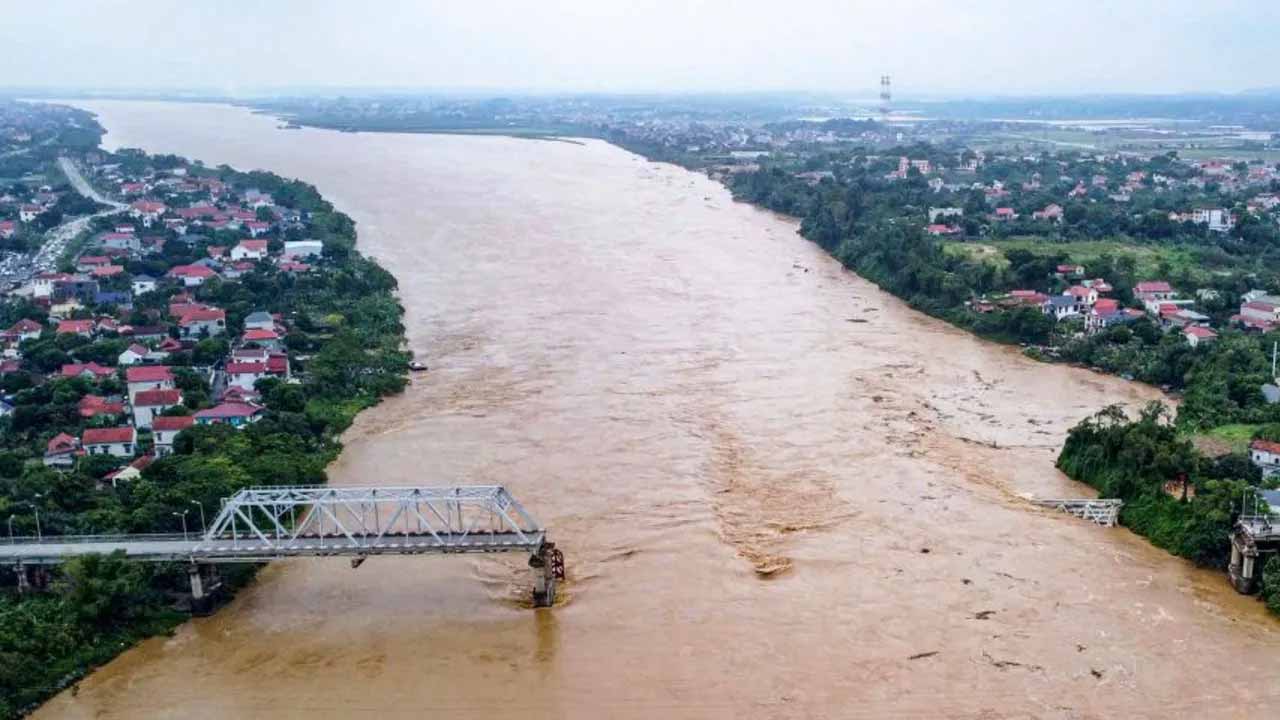 Typhoon Yagi: టైఫూన్ యాగి బీభ‌త్సం.. న‌దిలో కూలిన బ్రిడ్జ్‌