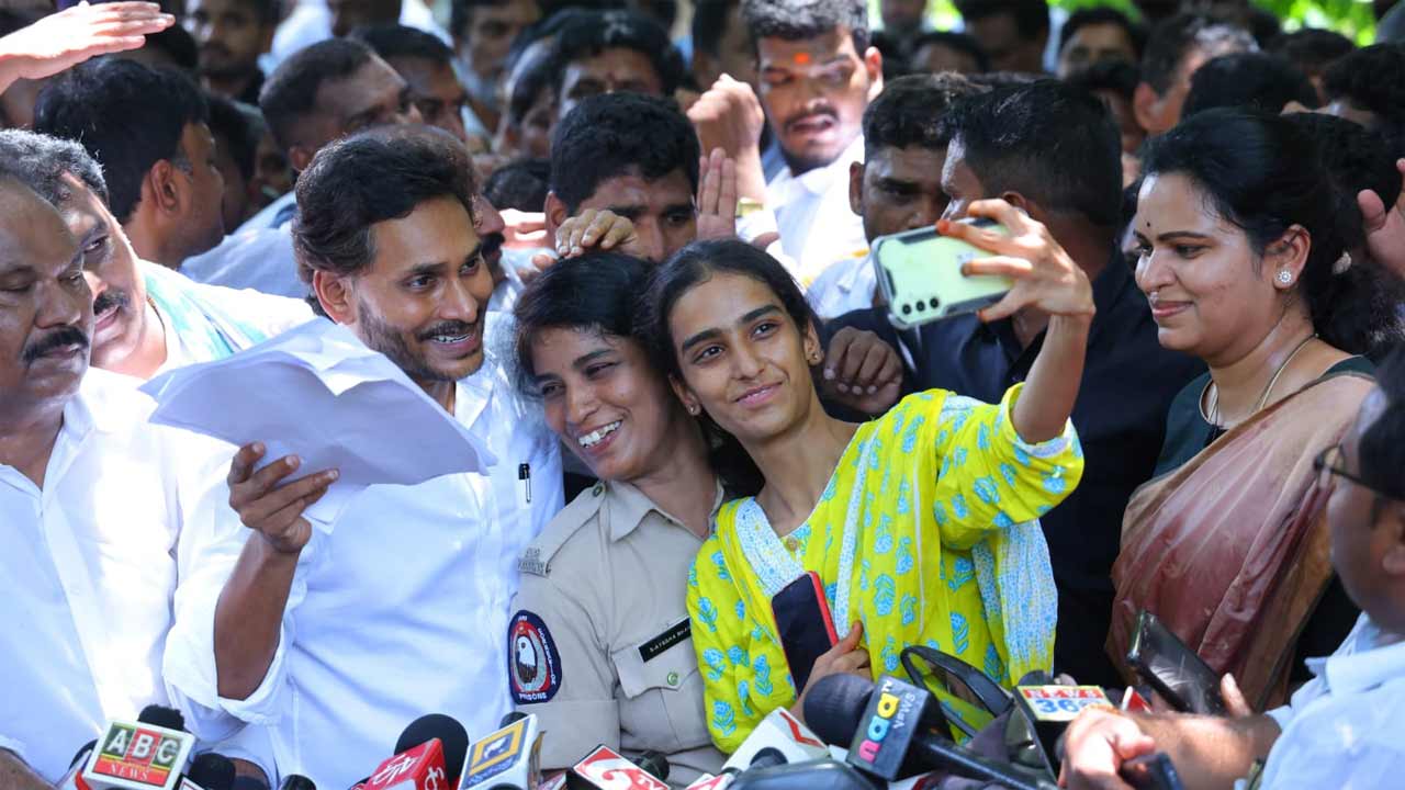 YS Jagan | వైఎస్‌ జగన్‌తో సెల్ఫీ.. మహిళా కానిస్టేబుల్‌కు ఛార్జిమెమో!