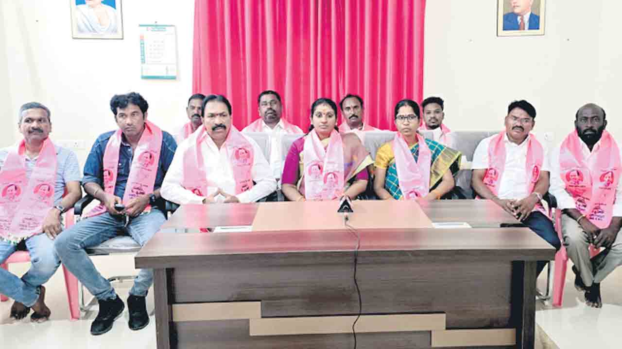 కాంగ్రెస్‌ కండువా కప్పుకొన్నది ఎమ్మెల్యే సంజయ్‌ కాదా..?