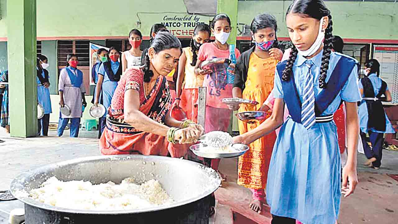 Mid Day Meals | టిఫిన్‌ బాక్స్‌లే ముద్దు.. మధ్యాహ్న భోజనంపై 32 శాతం విద్యార్థుల్లో విముఖత