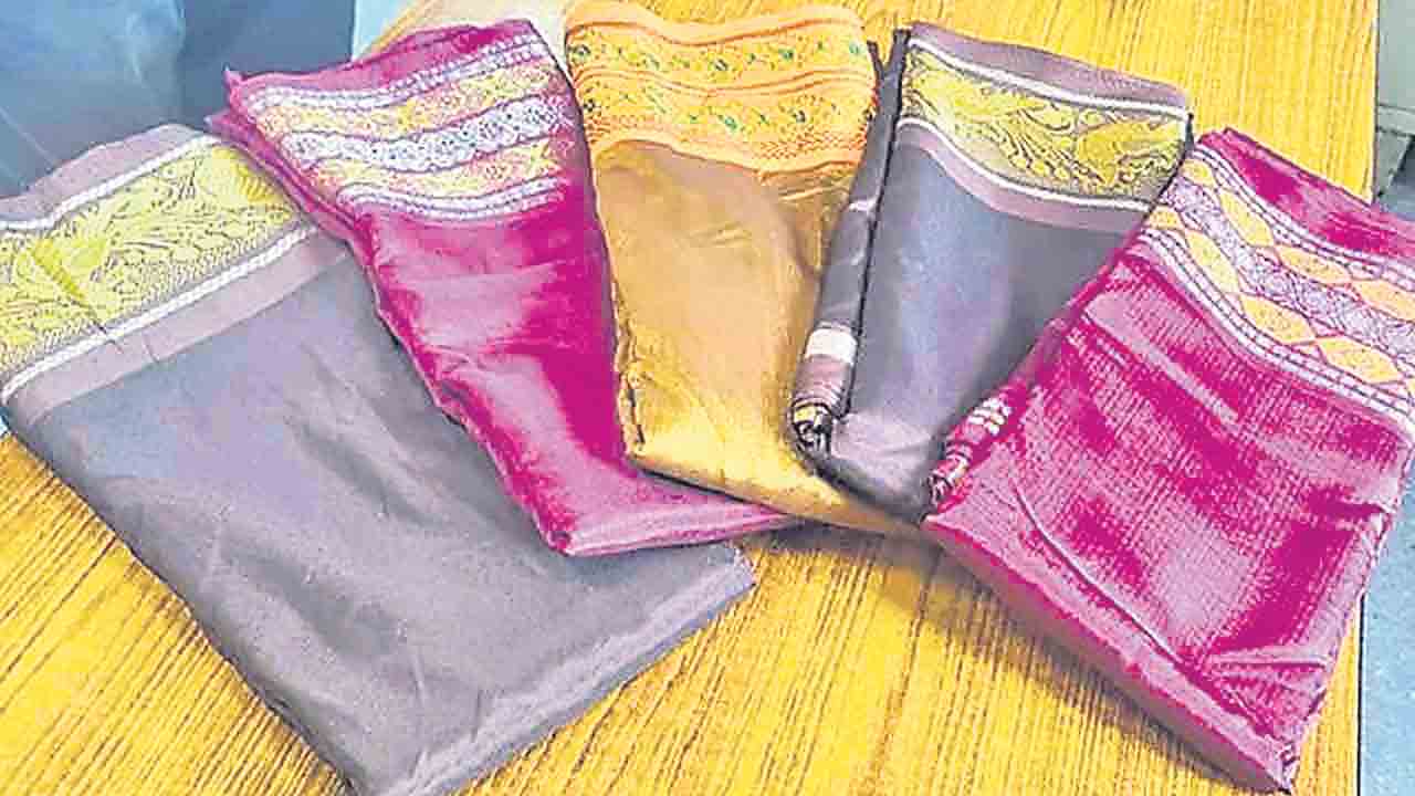 Bathukamma Saries | బతుకమ్మ చీరల పంపిణీ షురూ.. కానీ వారికి మాత్రమే