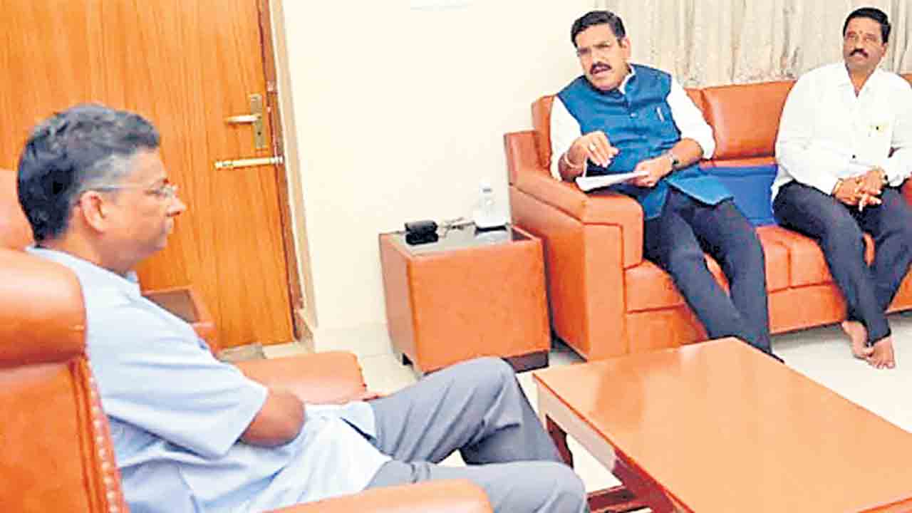 జార్కిహోళితో విజయేంద్ర భేటీ