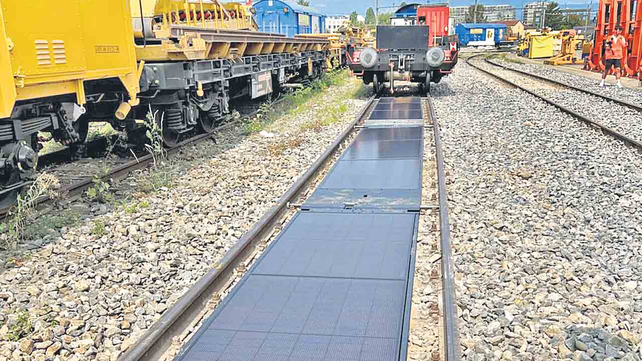 Solar Power Plant | విప్లవాత్మక ఆలోచన.. రైల్వే ట్రాక్‌పై సోలార్‌ పవర్‌ ప్లాంట్‌