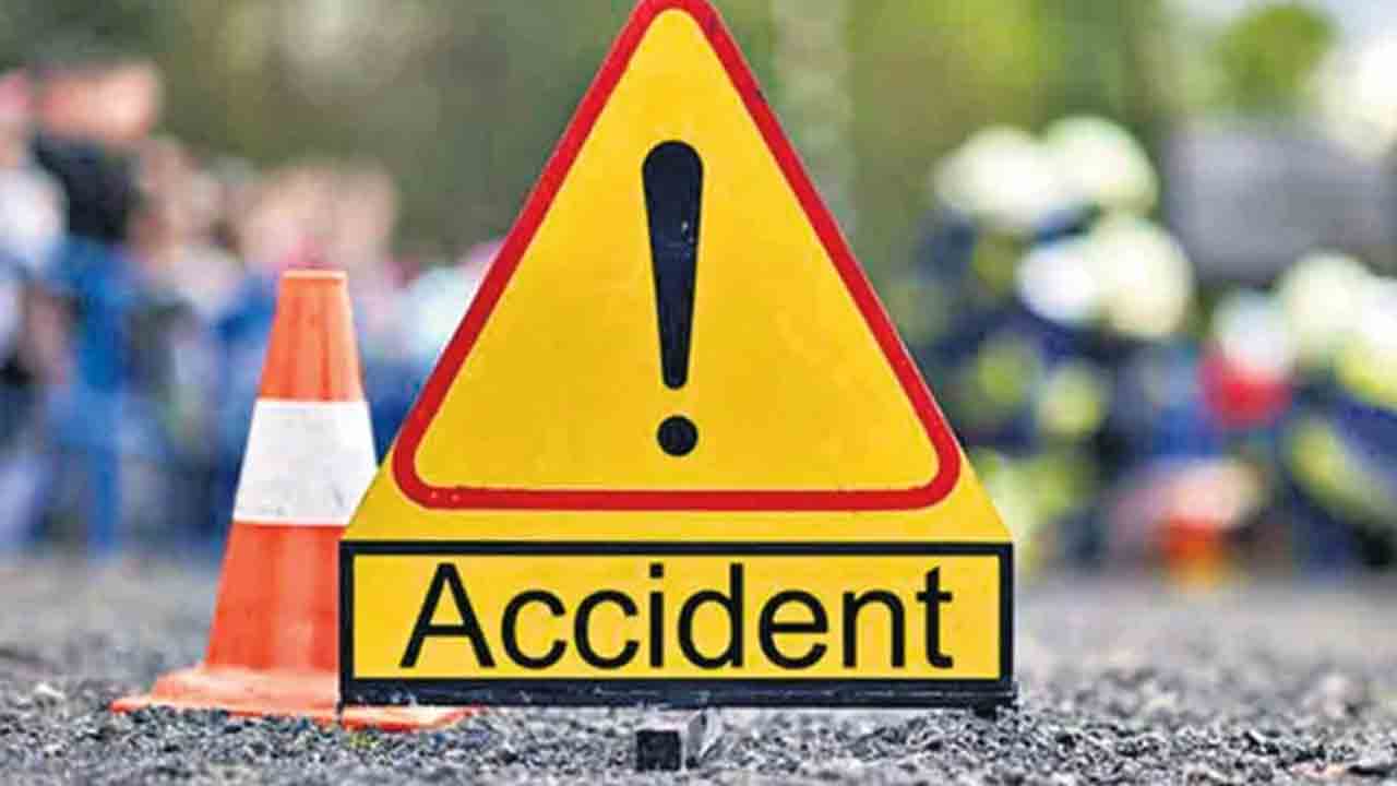 కర్ణాటక బస్సు, బైక్ ఢీకొని నలుగురి మృతి
