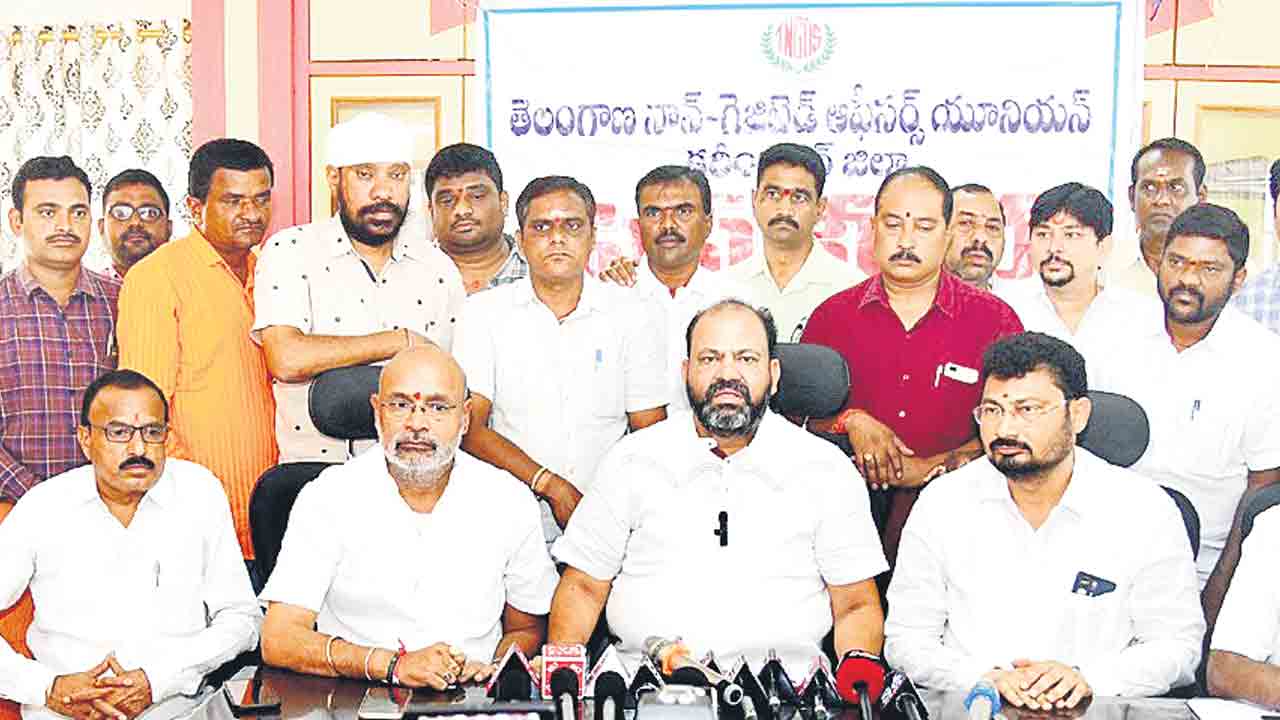 పెండింగ్‌ డీఏలు ప్రకటించాలి