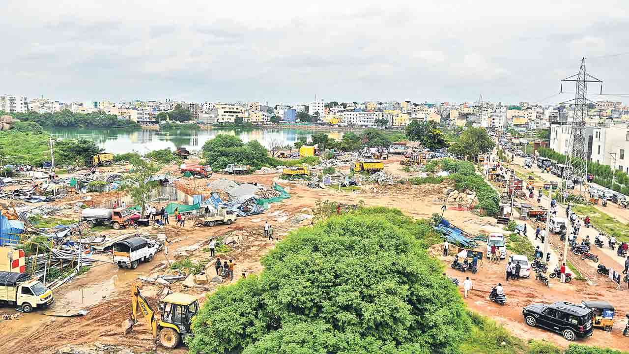 చెరువును చెరబట్టిన కాంగ్రెస్‌, టీడీపీ!