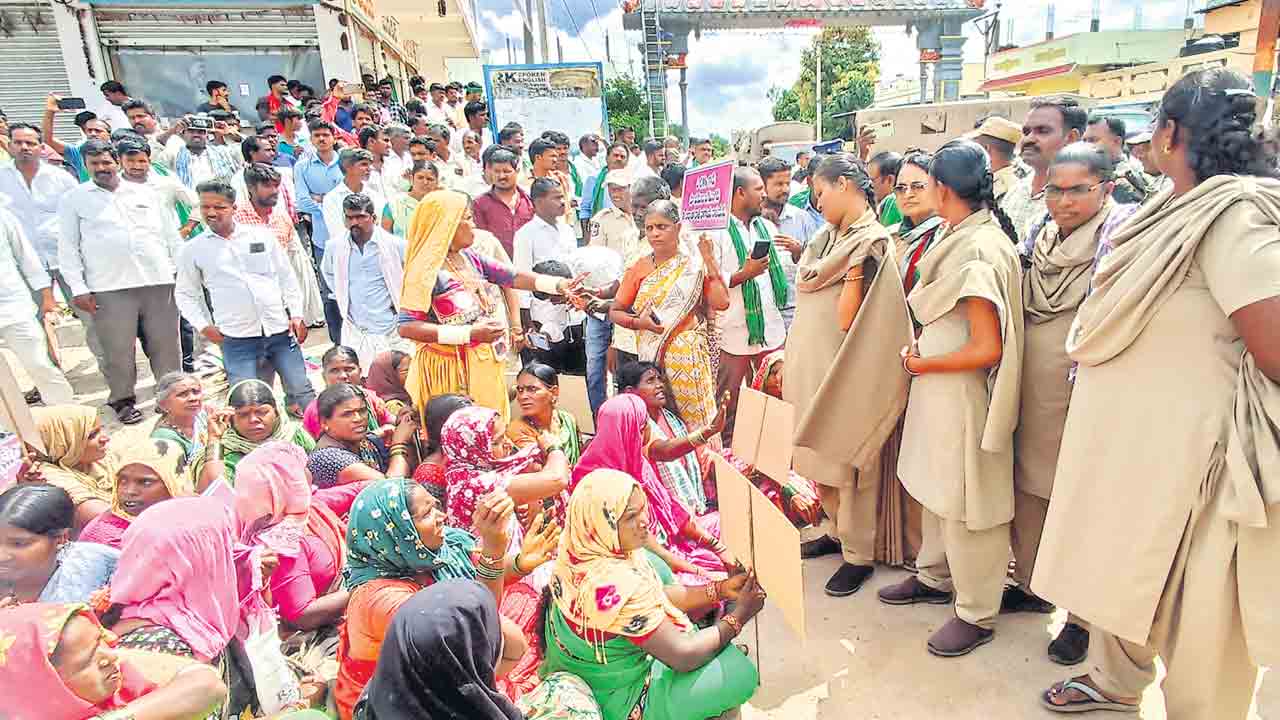 సీఎం ఇలాకాలో ఫార్మా బాధితుల ఆందోళన