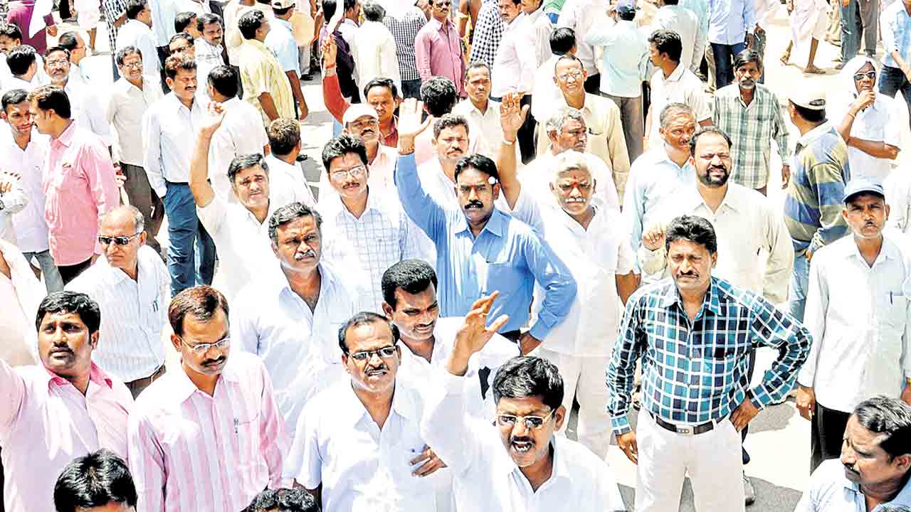 ఉద్యోగుల ఆశలపై నీళ్లు?