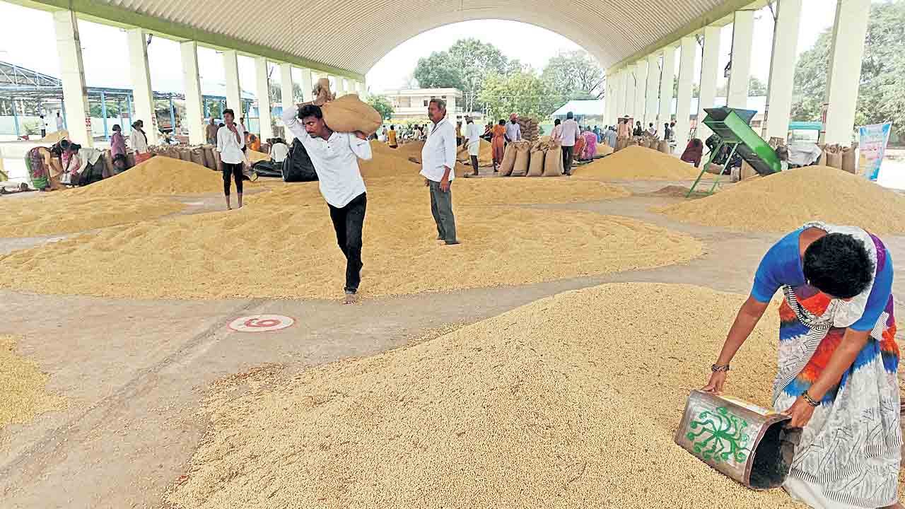 సోయా రైతుకు సర్కారు టోపీ!