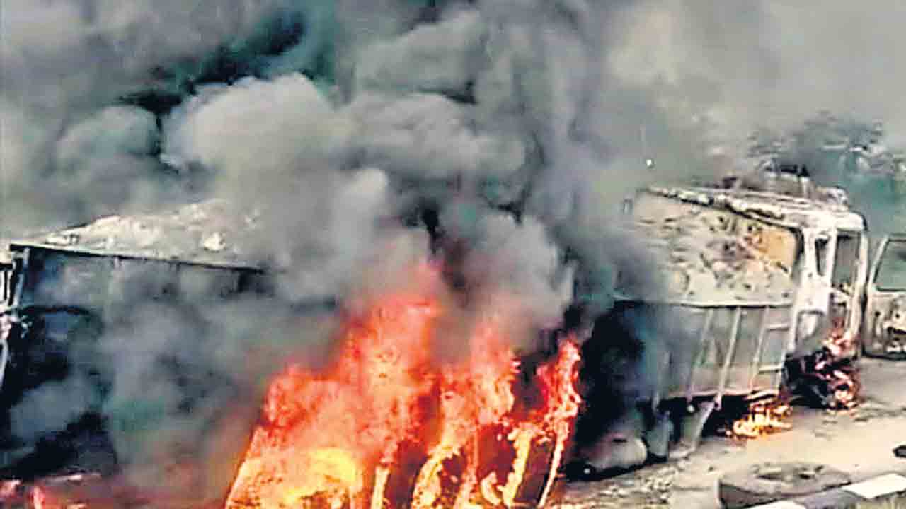 బ్రిడ్జిని ఢీకొట్టిన లారీ.. పేలిన డీజిల్‌ ట్యాంకు