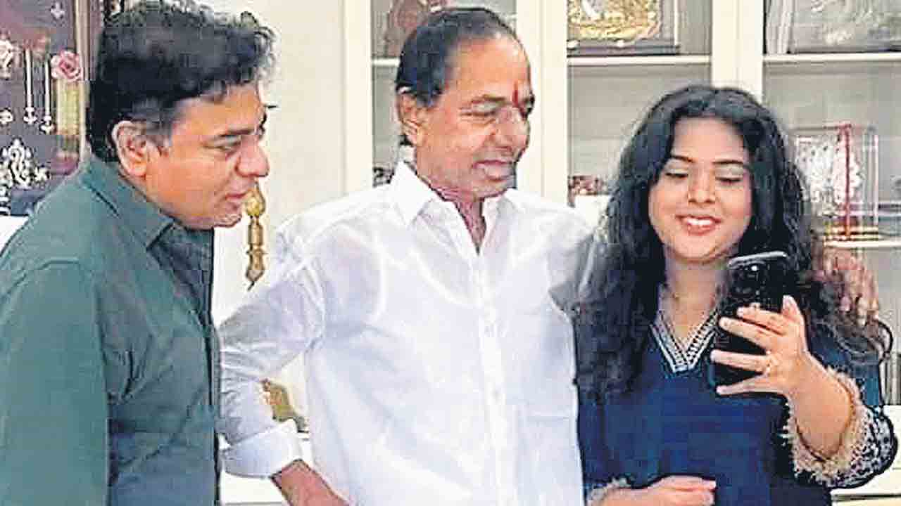 KCR | ఎర్రవల్లిలో కుటుంబ సభ్యులతో కలిసి.. సంబురంగా కేసీఆర్‌ దసరా వేడుకలు