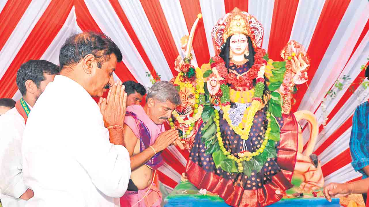 ప్రజలంతా సంతోషంగా ఉండాలి