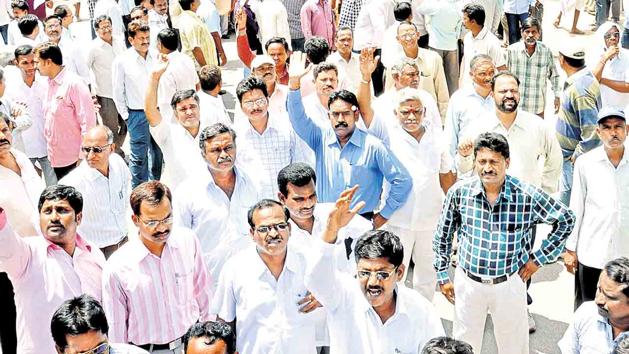 ఉద్యోగులపై బీఆర్‌ఎస్‌ కరుణ కాంగ్రెస్‌ కాఠిన్యం