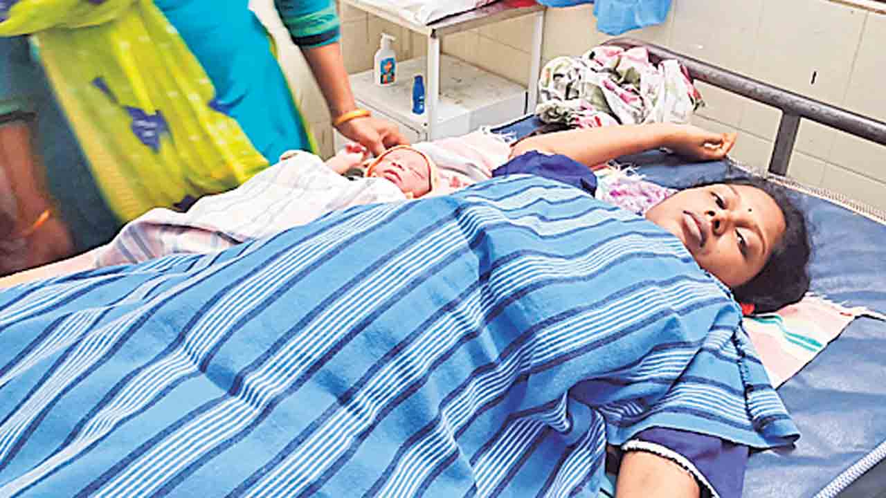 Huzurabad | కాన్పుకోసం వస్తే ఏడు గంటల నరకయాతన!