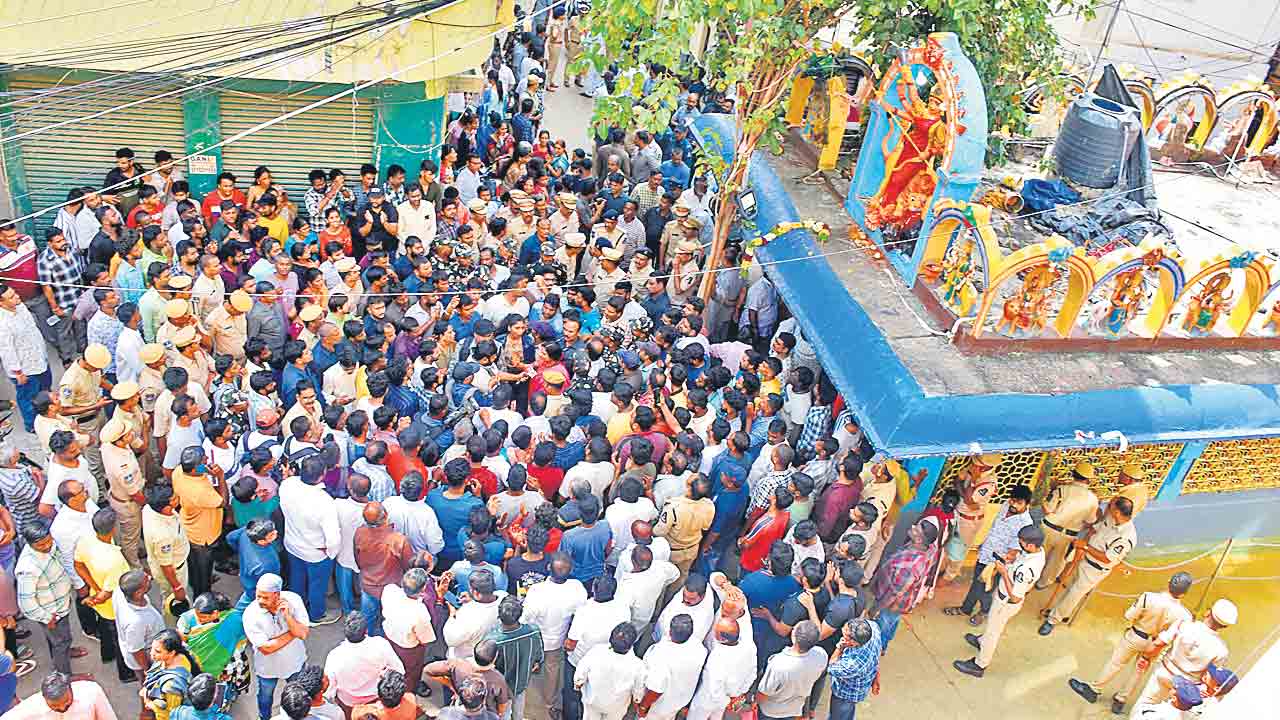 లష్కర్‌ ముత్యాలమ్మ విగ్రహం ధ్వంసం