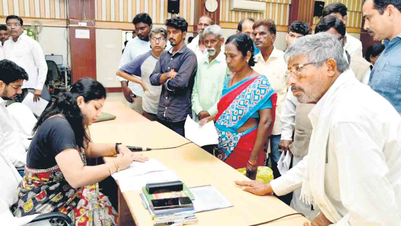 ఇంకెన్నాళ్లీ అవస్థలు?