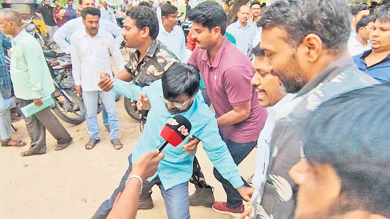 TG DSC | చీకట్లోనే కొనసాగిన డీఎస్సీ కౌన్సెలింగ్‌.. టీచర్ల నియమకాల్లో గందరగోళం