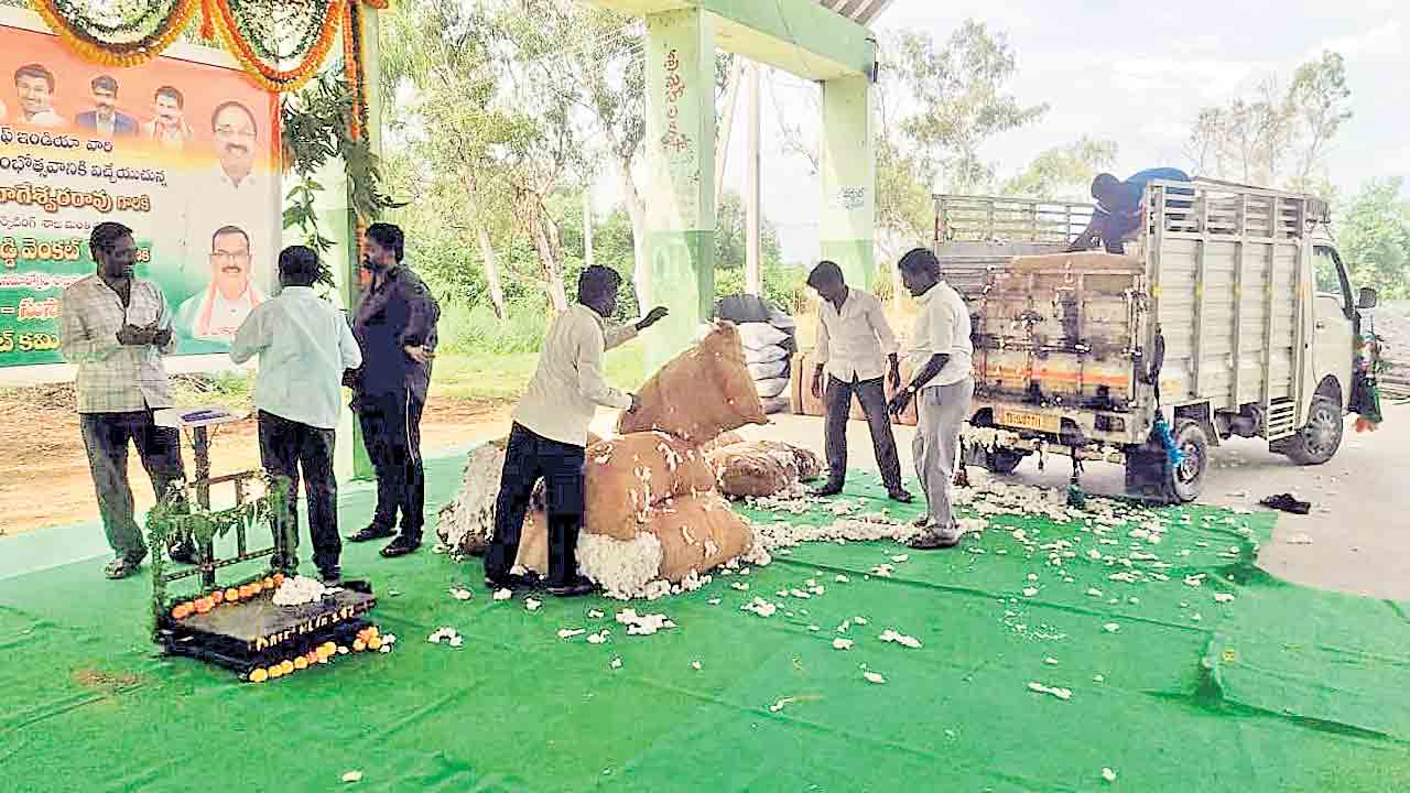 Nalgonda | పత్తి కొనుగోలు డ్రామా.. నల్లగొండలో ఉత్తుత్తి కేంద్రం ప్రారంభించిన మంత్రులు