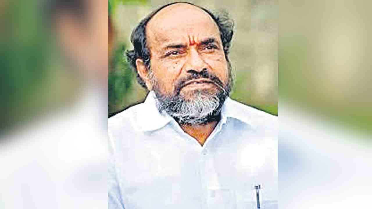 కాలేజీలకు తాళాలు వేసినా పట్టించుకోరా?