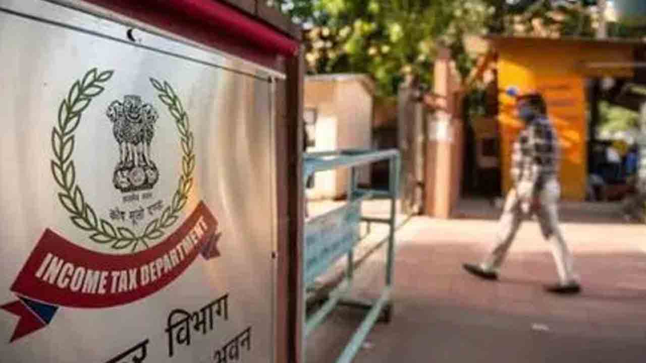 తెలంగాణ, ఏపీలో ఐటీ సోదాలు