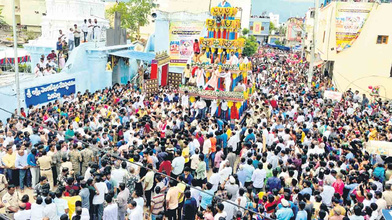 నేత్రపర్వం.. శ్రీనివాసుడి రథోత్సవం